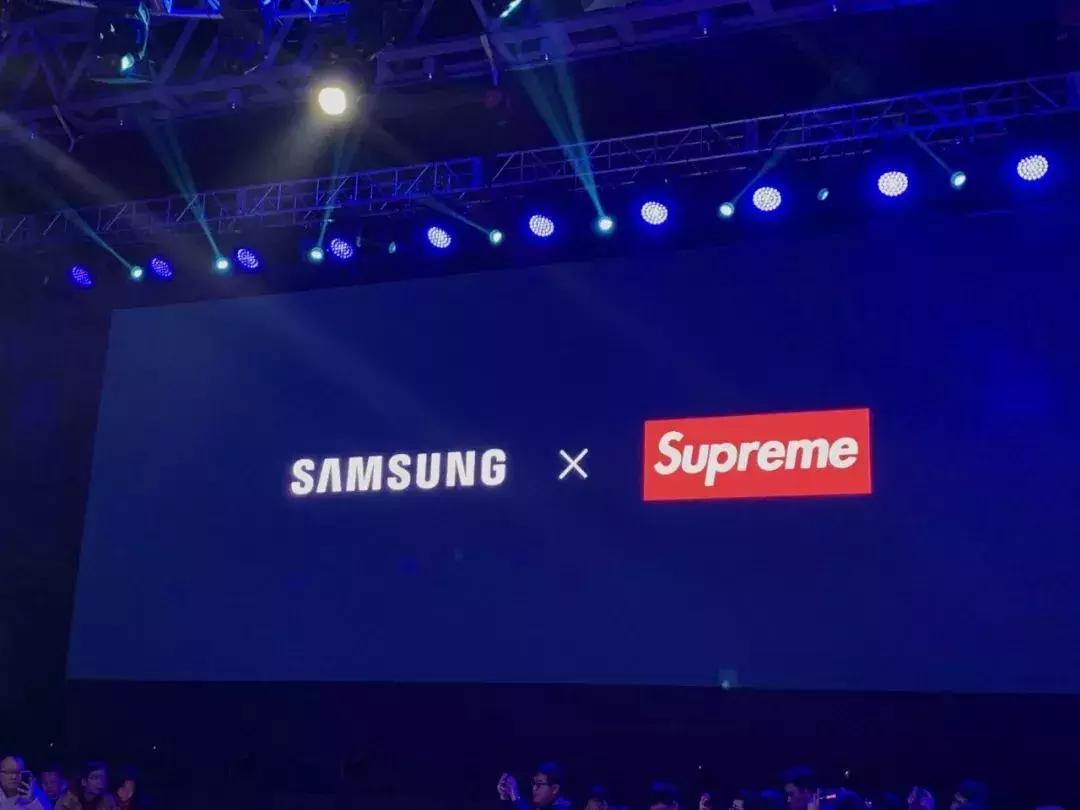 一份报纸200块，一块板砖卖6000？Supreme凭什么这么火？
