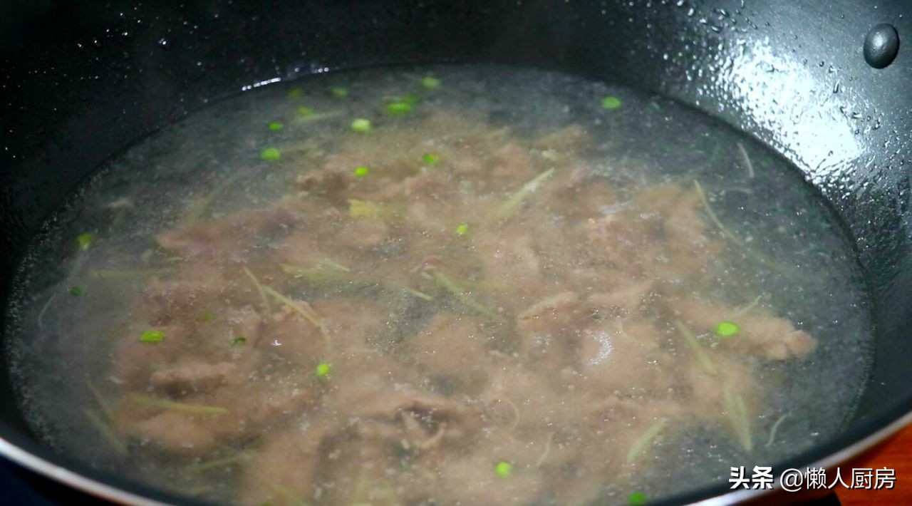 这是牛肉汤的懒人做法,肉嫩无腥味,好喝不油腻,味道香