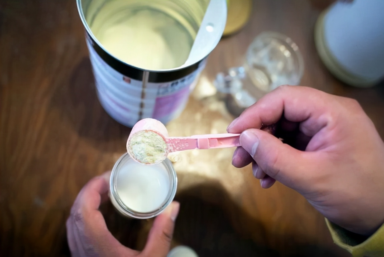 奶粉为什么那么贵一桶奶粉的利润 (中国奶粉为何天价)