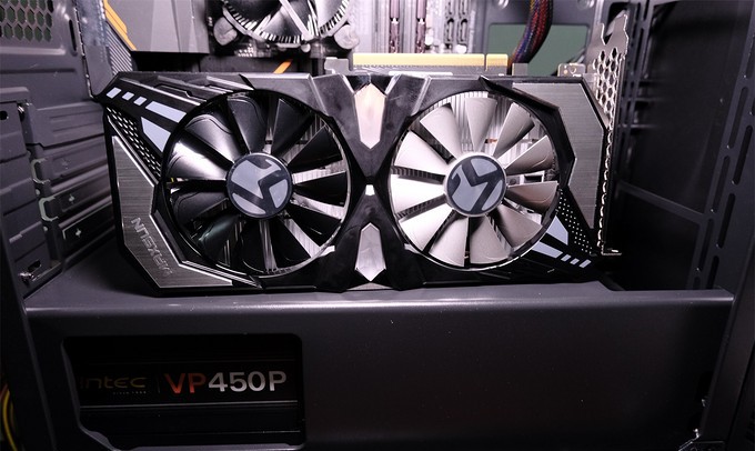 我给我老婆配了一台他们单位最好的电脑，让她再也没有理由划水