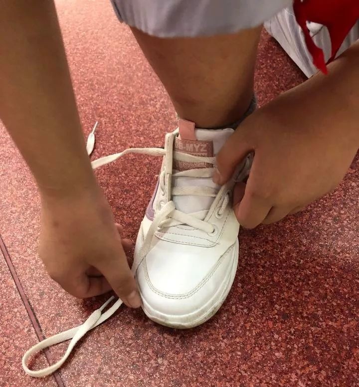 孩子不会系鞋带有什么好办法,什么原因孩子不会系鞋带