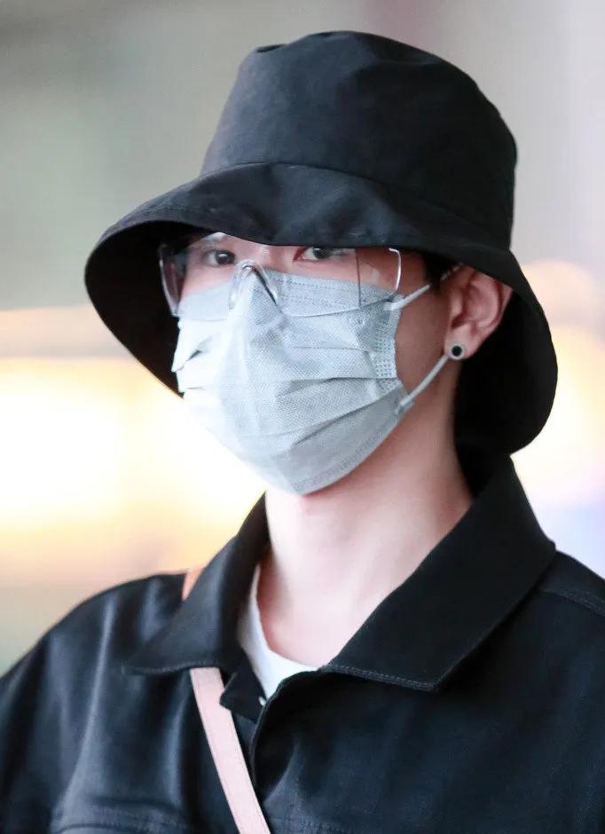 防疫造型大赛第二弹，杨幂热巴刘雯...戴口罩也挡不住的时髦感