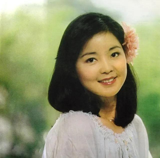 成龙献花邓丽君视频,邓丽君写给成龙的歌