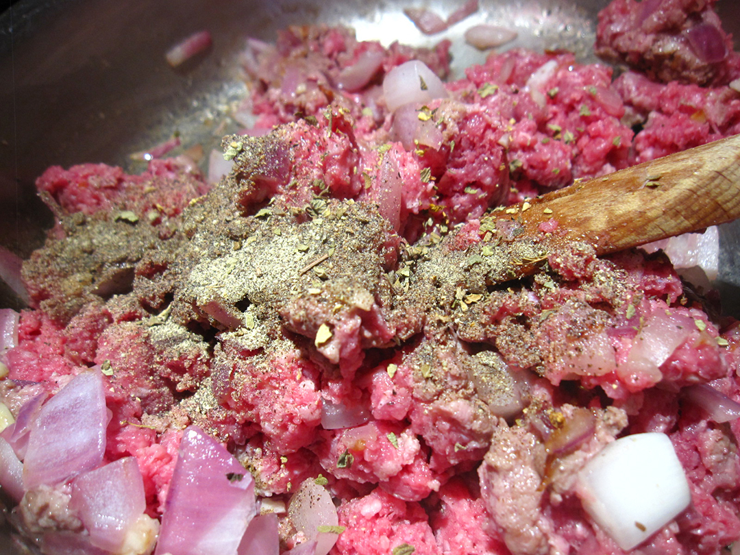 做意面时，面条过凉水就错了，多数人不懂，难怪炒面粘锅不顺滑