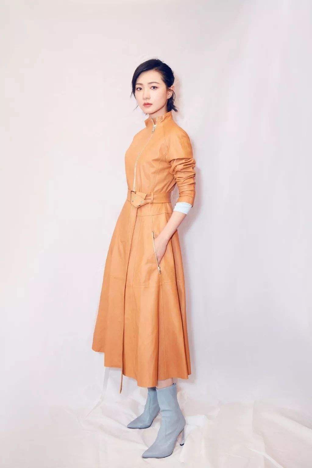 36岁演马天宇的老婆，今穿紧身裤双腿细长直，配短靴更抢眼了