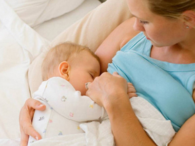 宝宝吐奶的原因及解决办法8个月,如何解决一个月宝宝吐奶现象