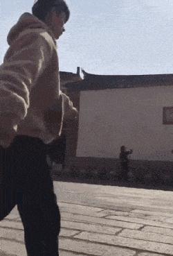 我在学校超市买了一包南京煊赫门收了我19块,我该怎么举报