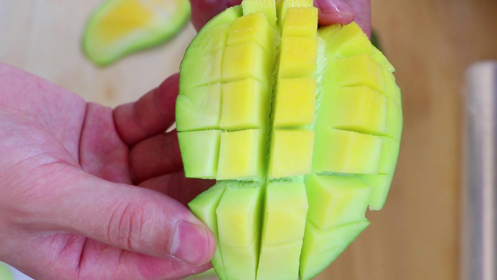 剥芒果最快的方法不脏手也不流汁,芒果不脏手的切法你get到了吗