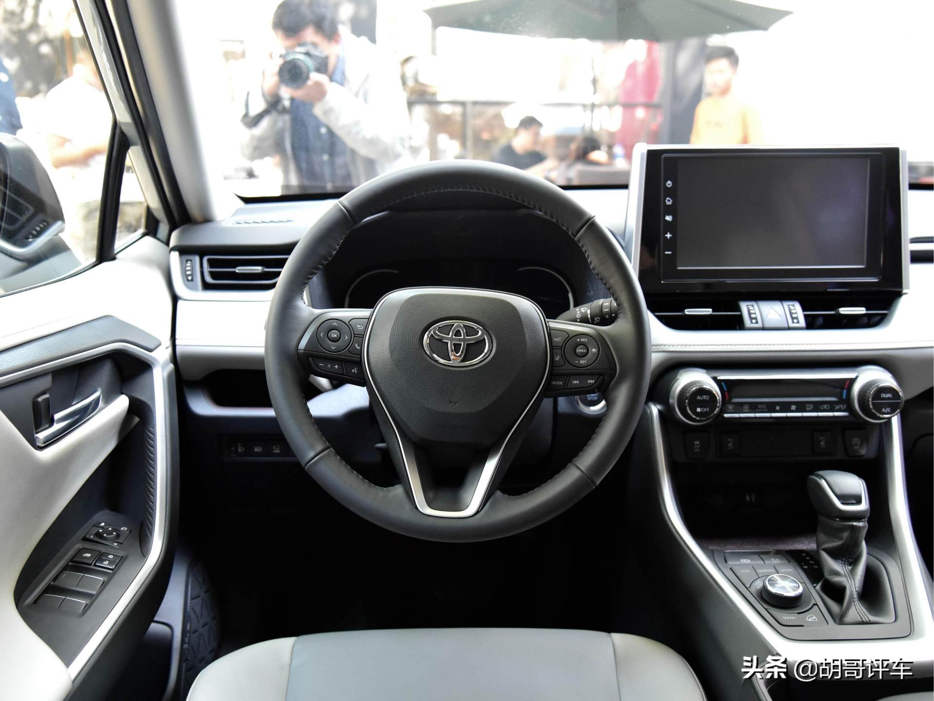 2.0L+四驱，油耗低，外观大气，实拍RAV4荣放