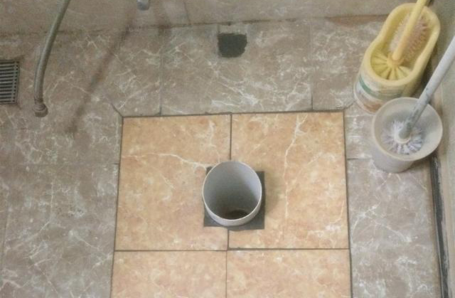 刚入住马桶就堵了找房东吗,楼房马桶下水管道堵了