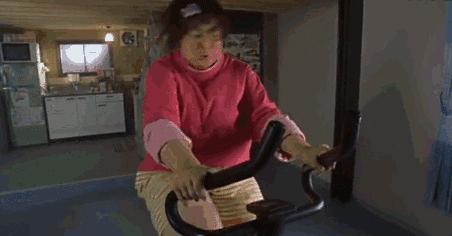 初中生体育马步深蹲,体育课100个抱头深蹲