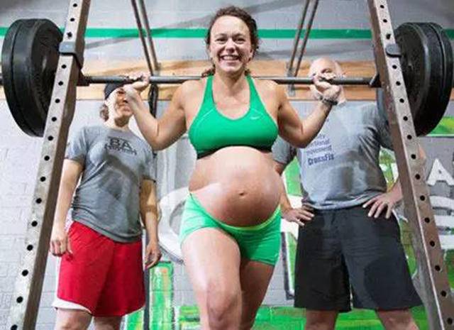 运动达人怀孕后有多强?刘璇挺孕肚倒立,普通人表示:真来不了