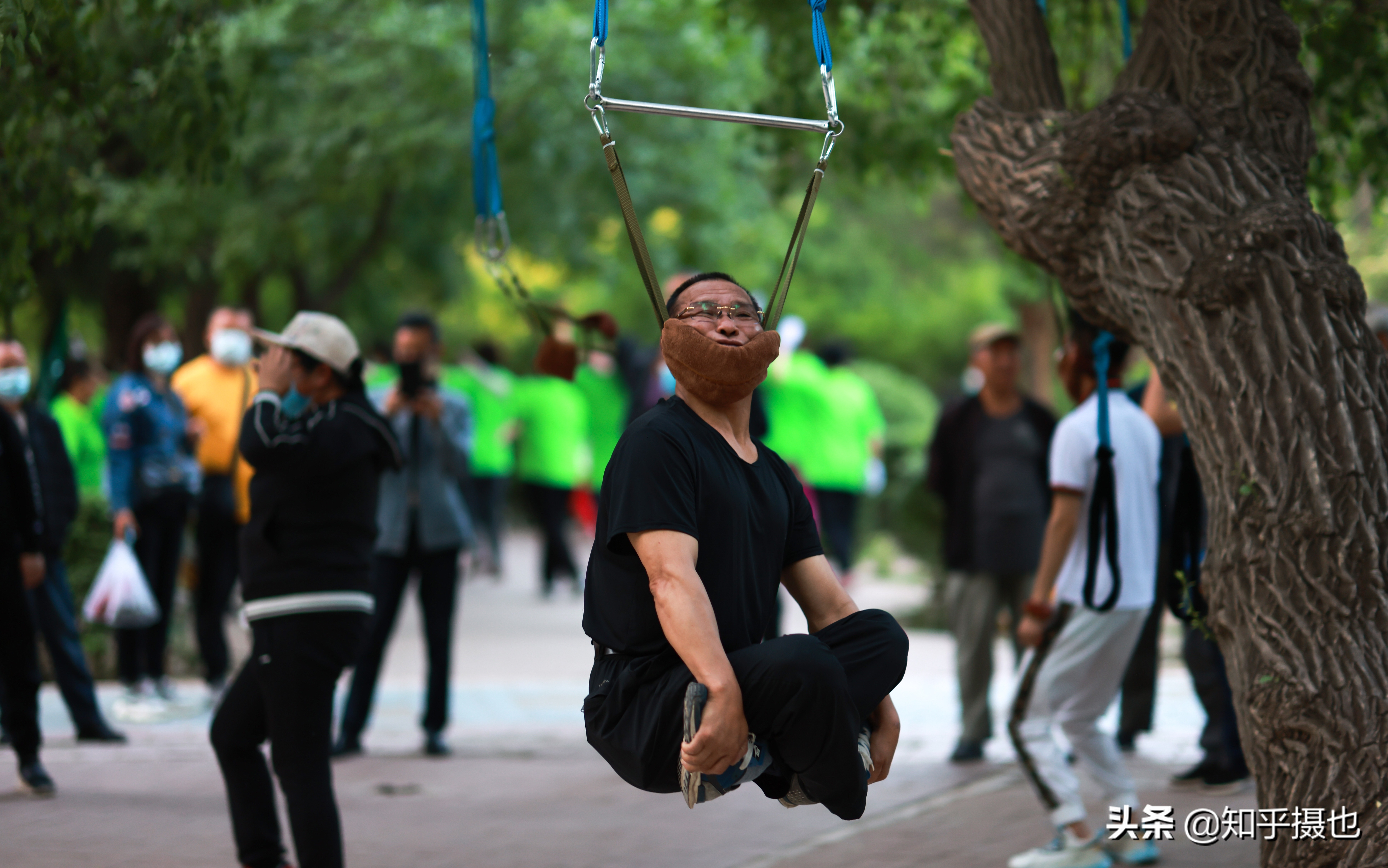 吊脖子健身治颈椎病,你敢前来一试不?