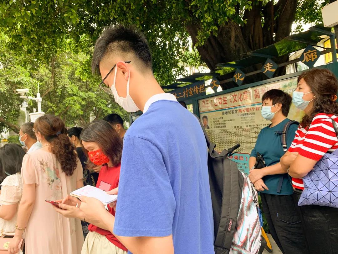 萌娃、萌宠纷纷抢镜!今年高考作文,深圳学生躺赢?