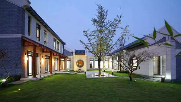 上海青浦苏式园林别墅,上海青浦带前后院的现代风别墅