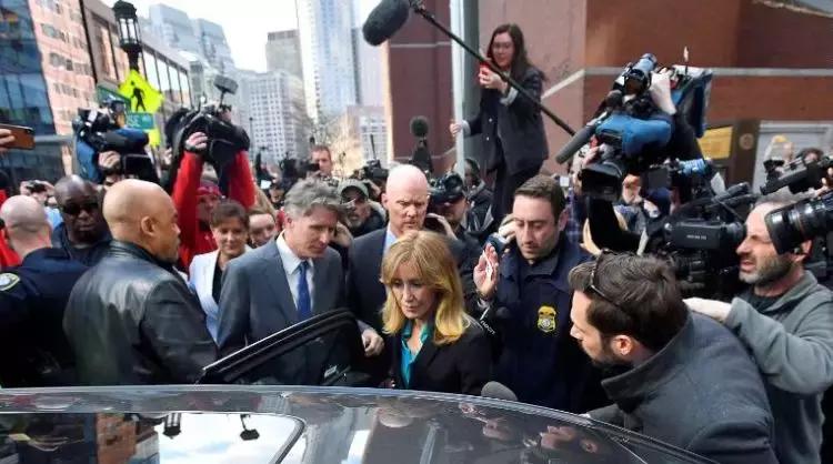 想要“走后门”送孩子进名校？看看这位美国女星的下场...