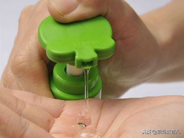 一到冬天皮肤干燥起皮用什么护肤,一到换季宝宝皮肤干燥