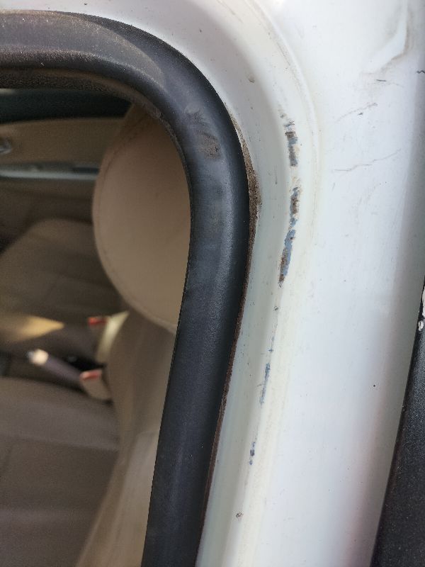 车钥匙被锁后备箱开锁,车钥匙锁到后备箱里有办法开吗