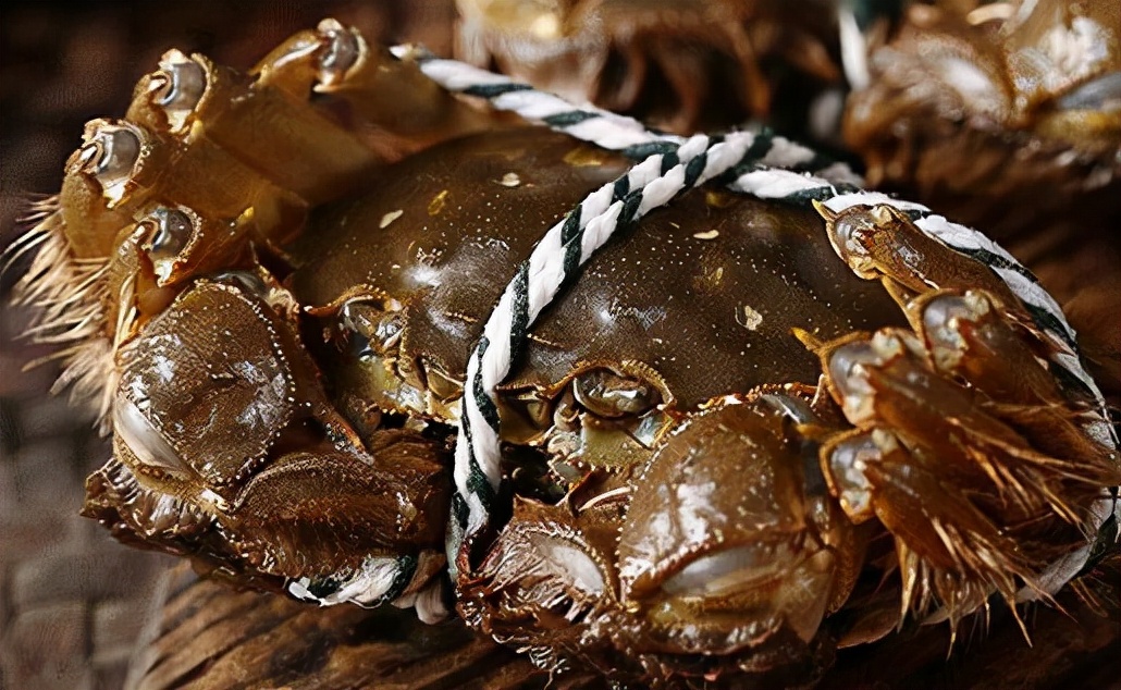 蒸大闸蟹时底下要放醋吗,蒸大闸蟹需吐水吗