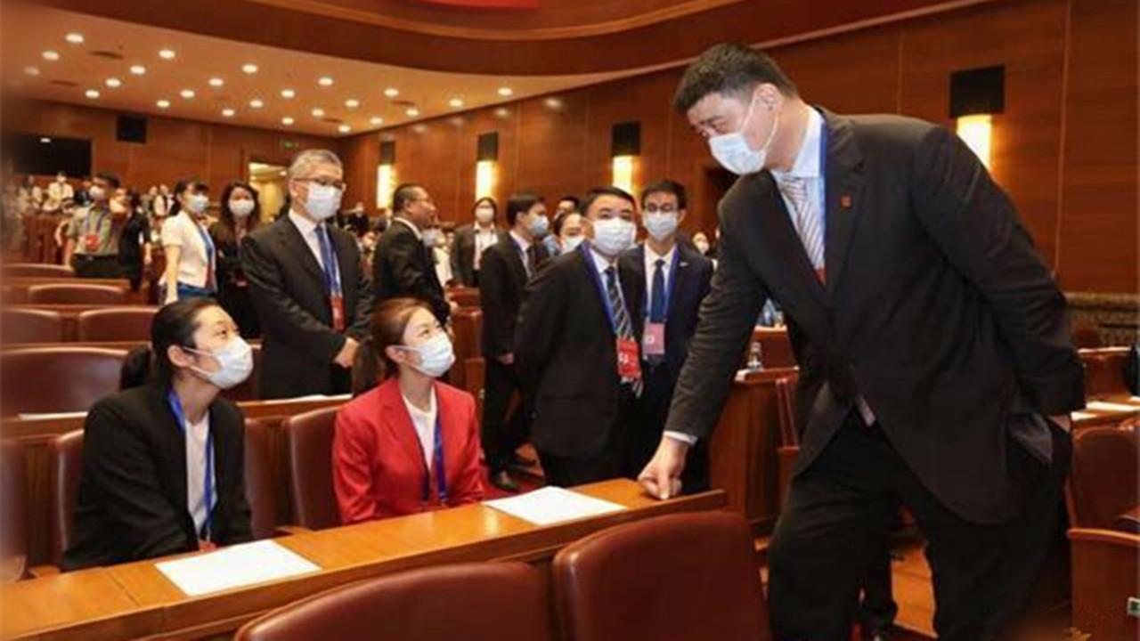 朱婷姚明同框图片,朱婷丁宁