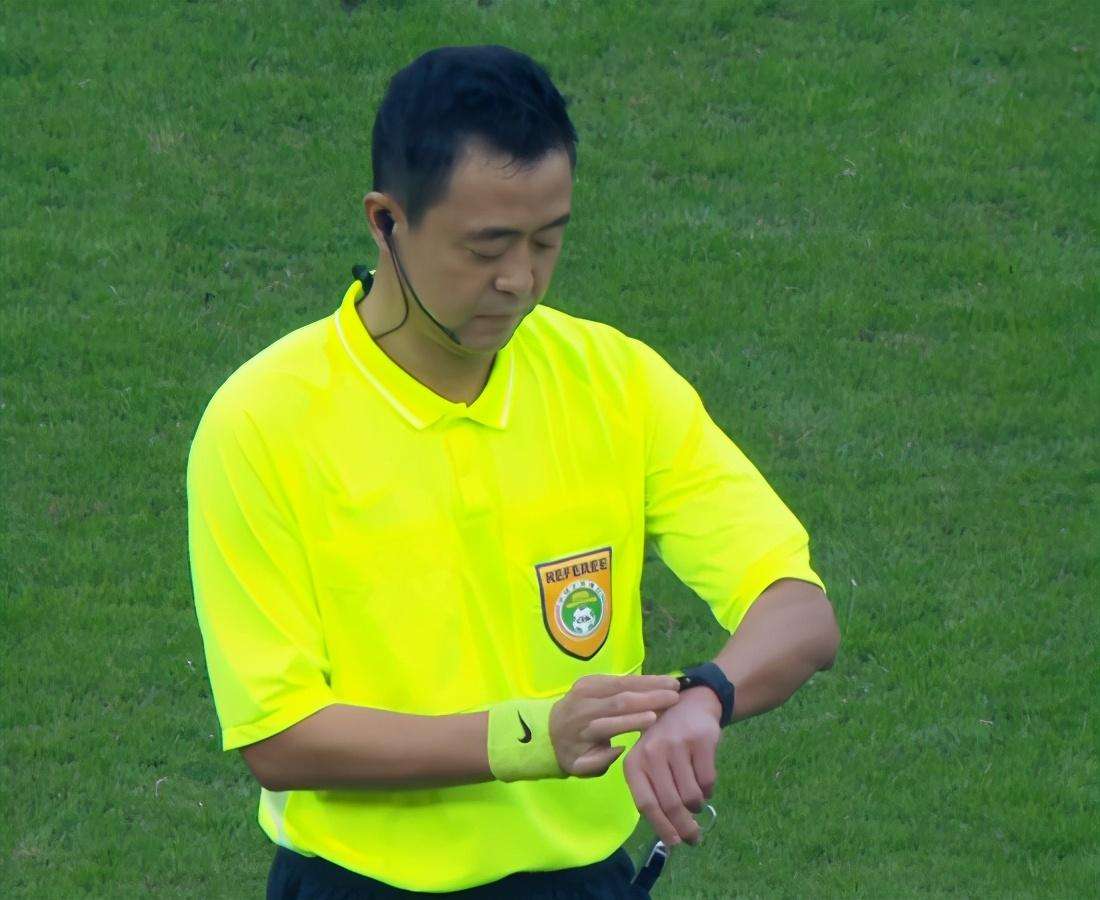 中国足球裁判不被足联重视,中国足球发展不起来的裁判问题