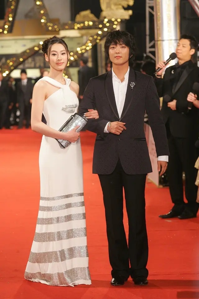 梁洛施扎头发,梁洛施马尾背带裙