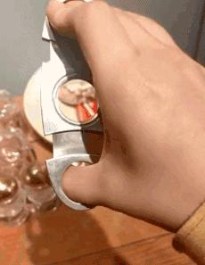 搞笑gif趣图兄弟们来跟我一起摇摆,大哥搞笑动图gif