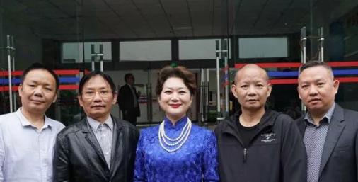 曾身价218亿、送员工430套房,倾家破产后众筹治病,今东山再起