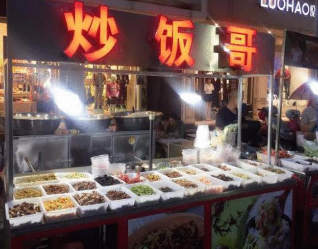 炒饭界的施华洛世奇，一份30元吃饱了再给钱，12辆宝马排队购买！