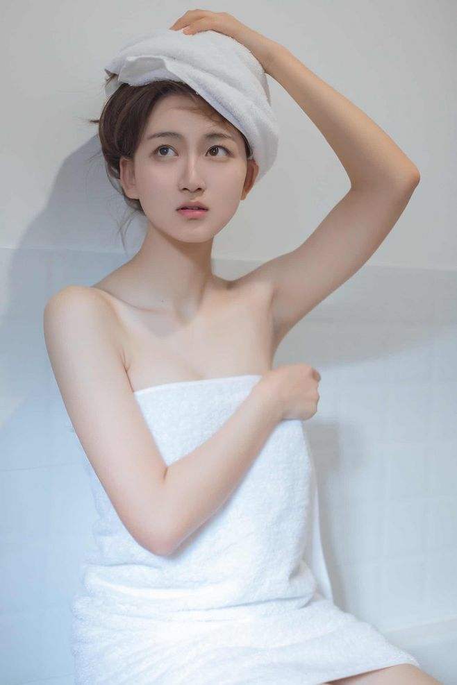 女生用热水洗脸后脸干起皮怎么办,女孩用毛巾擦脸怎么了