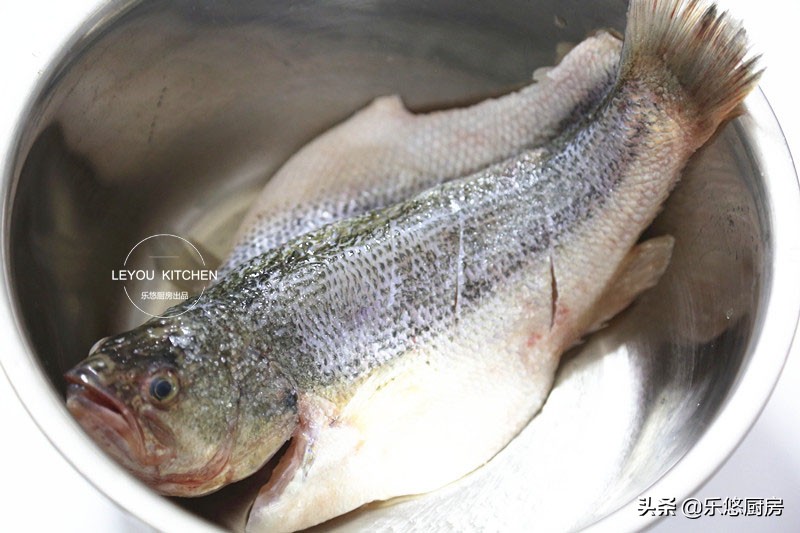 清蒸鱼口感肉嫩,清蒸鱼才好吃还容易烂