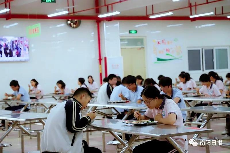 陪伴引领共同成长,南阳市第一完全学校全景校园