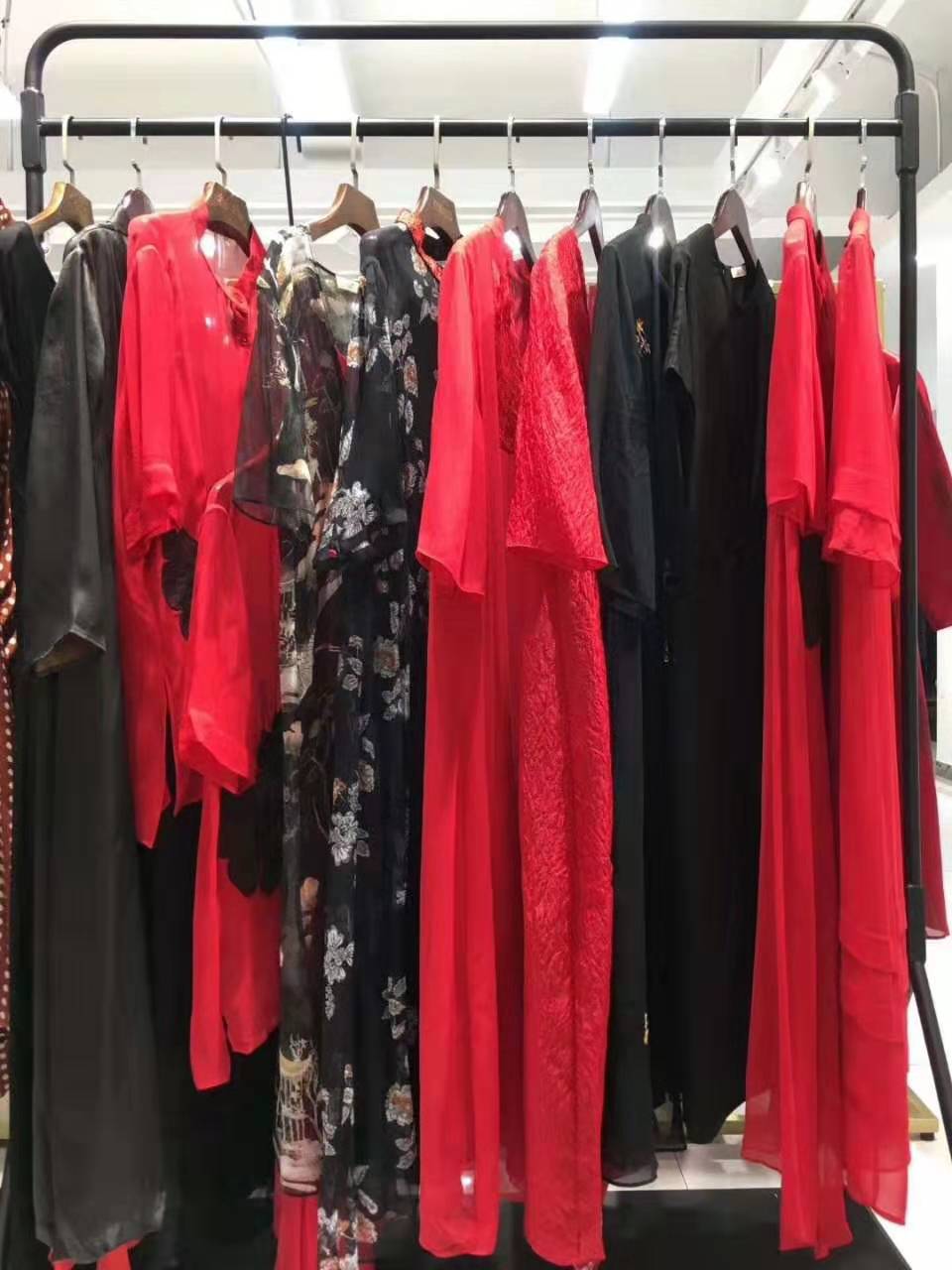 如果你想创业不妨点进来看看,现在适合开女装品牌折扣店吗