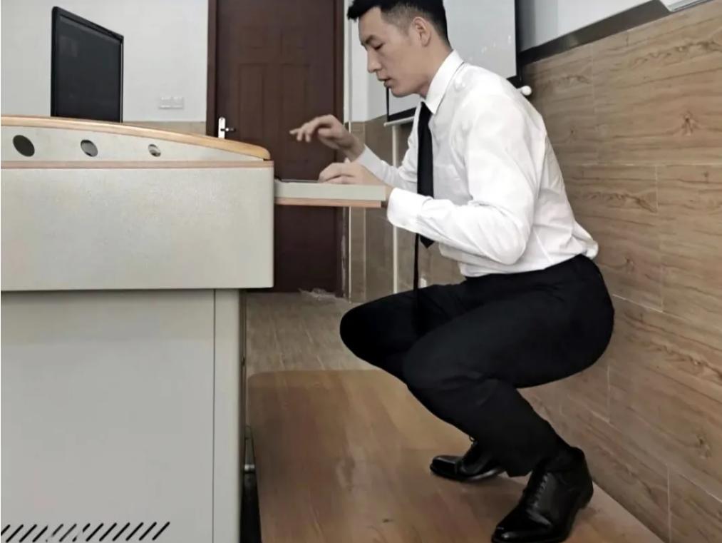 学生偷拍老师尴尬瞬间,偷拍老师镜头反转