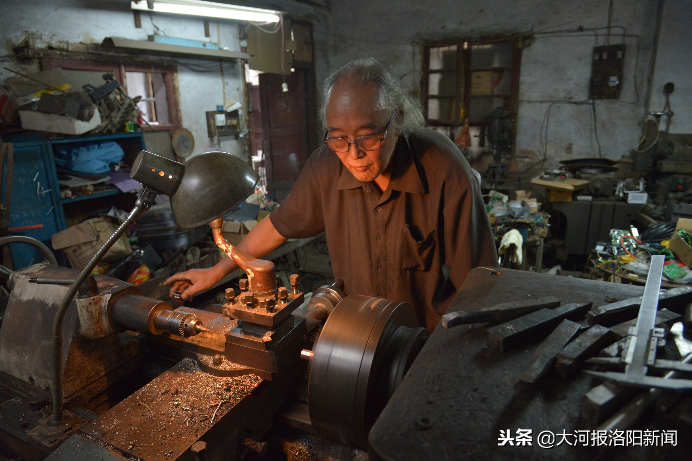 56岁大爷发明烧饼机器人,发明一台机器一天能做过亿张烧饼