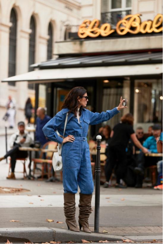 裤脚塞靴子好还是卷起来好,裤脚塞靴子