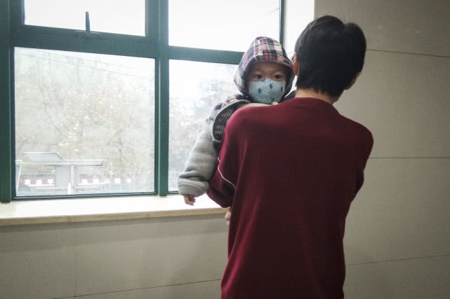 一岁萌娃拒绝妈妈喂饭要自己吃,萌宝患重症拒绝吃奶