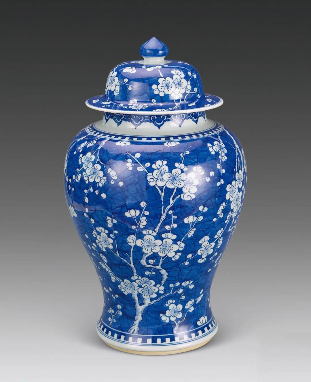 中国人喜欢的瓷器,康熙款青花加彩冰梅纹罐