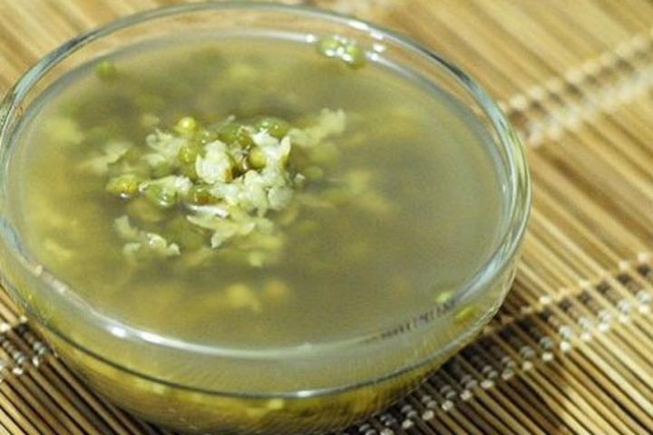 狗临死一直流粘液,狗突然大量流粘液口水鼻子干