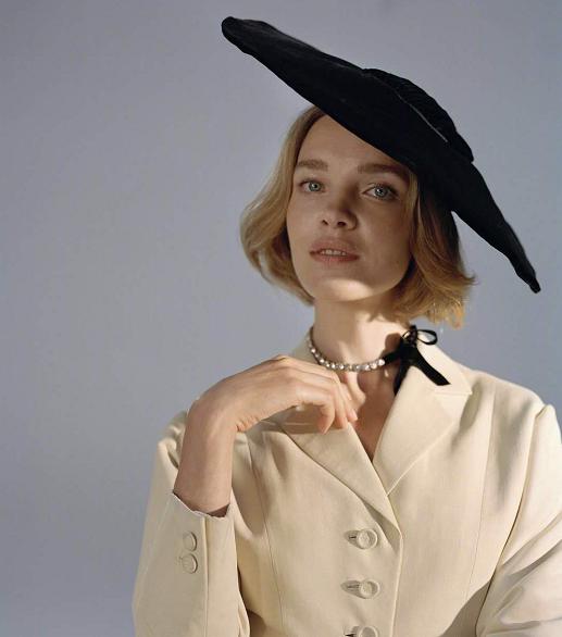 LV太子妃罕见翻车！小西装配黑裙全身迪奥上顶级女刊，妆容好老气