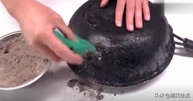 蜂窝不粘锅烧糊的黑垢怎么去除,不粘锅内壁烧糊的黑垢怎么去除