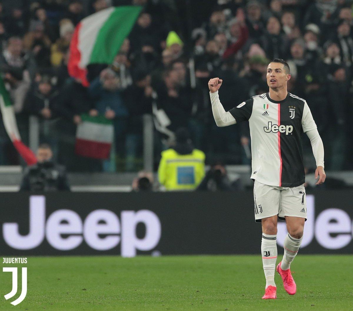 c罗向看台上的乔治娜献飞吻,天生一对c罗对着乔治娜满脸宠溺