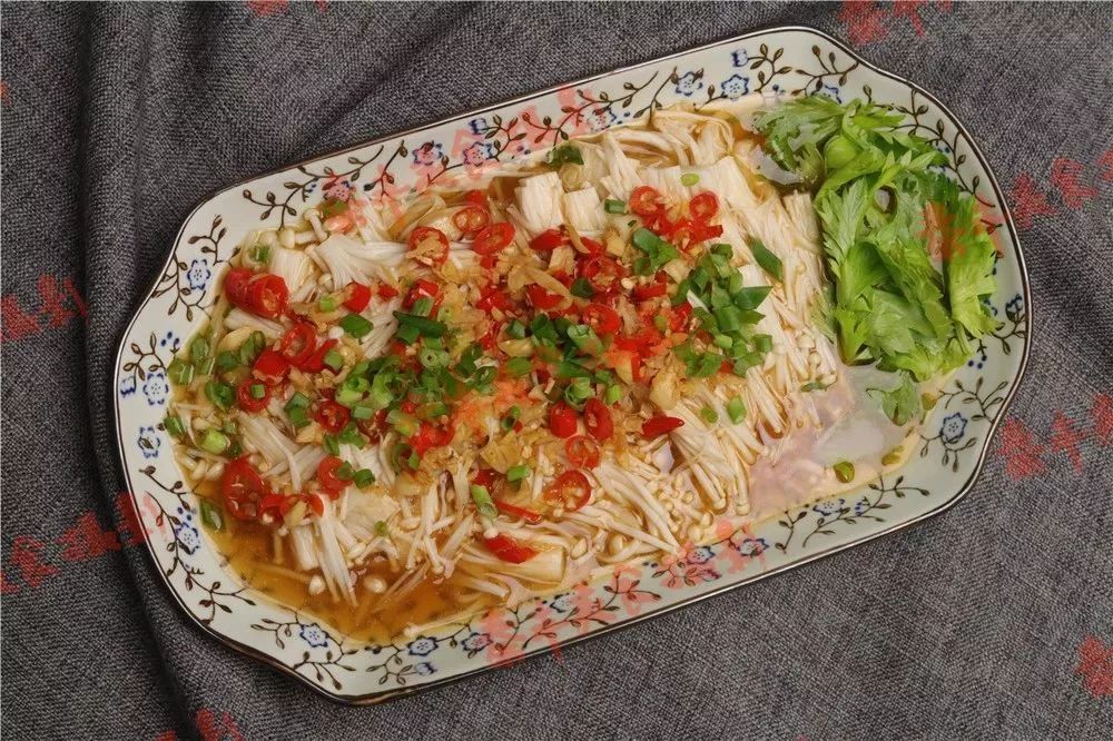 一口吃掉爆辣金针菇这样才叫过瘾,好吃到爆的变态辣金针菇