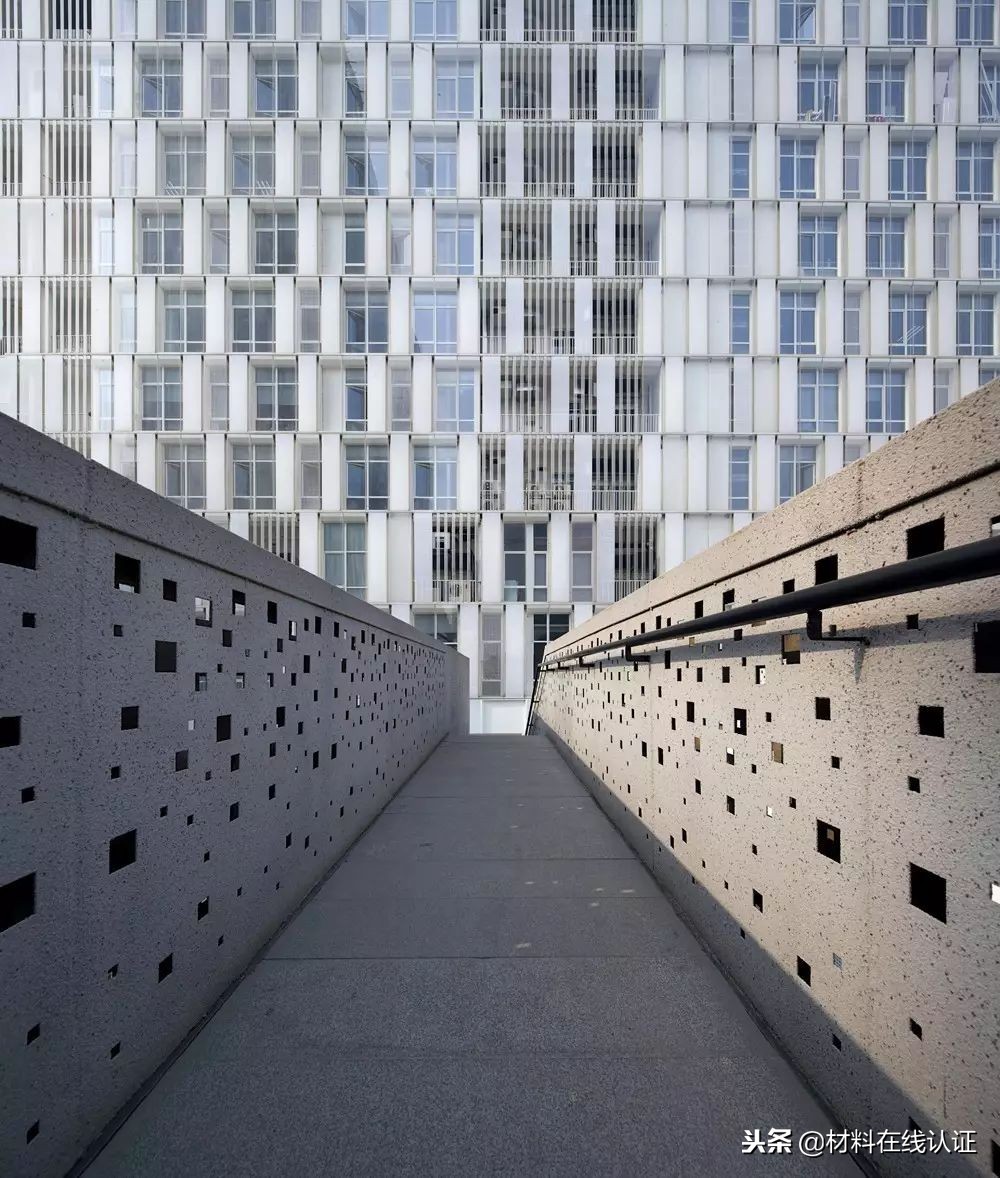 你还在用透明玻璃做立面吗？看看大师们都是怎么给玻璃上色的？