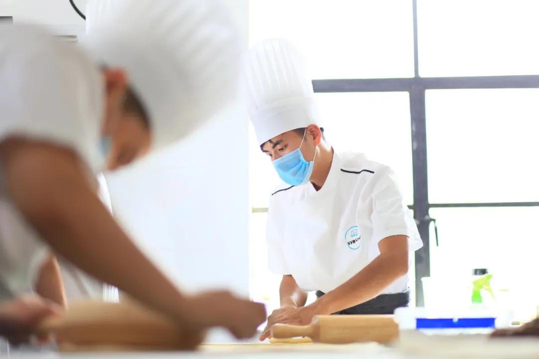 靠一块面包成为老板,凭借面包一步步发财