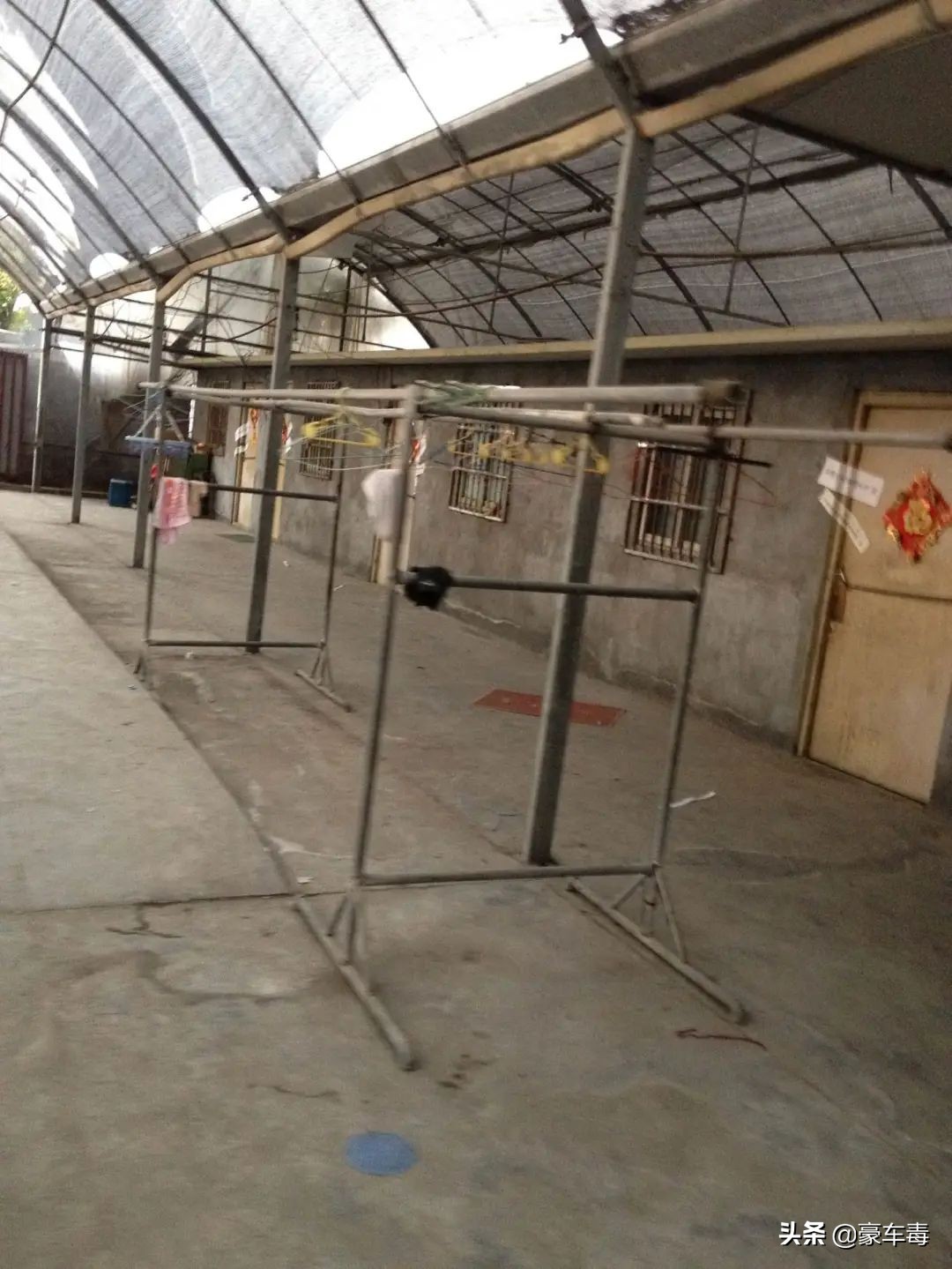 豪车毒老纪考斯特,豪车毒老纪小跟班