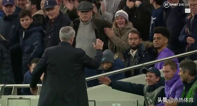 穆里尼奥与球童逐个击掌,穆鸟回击嘘声