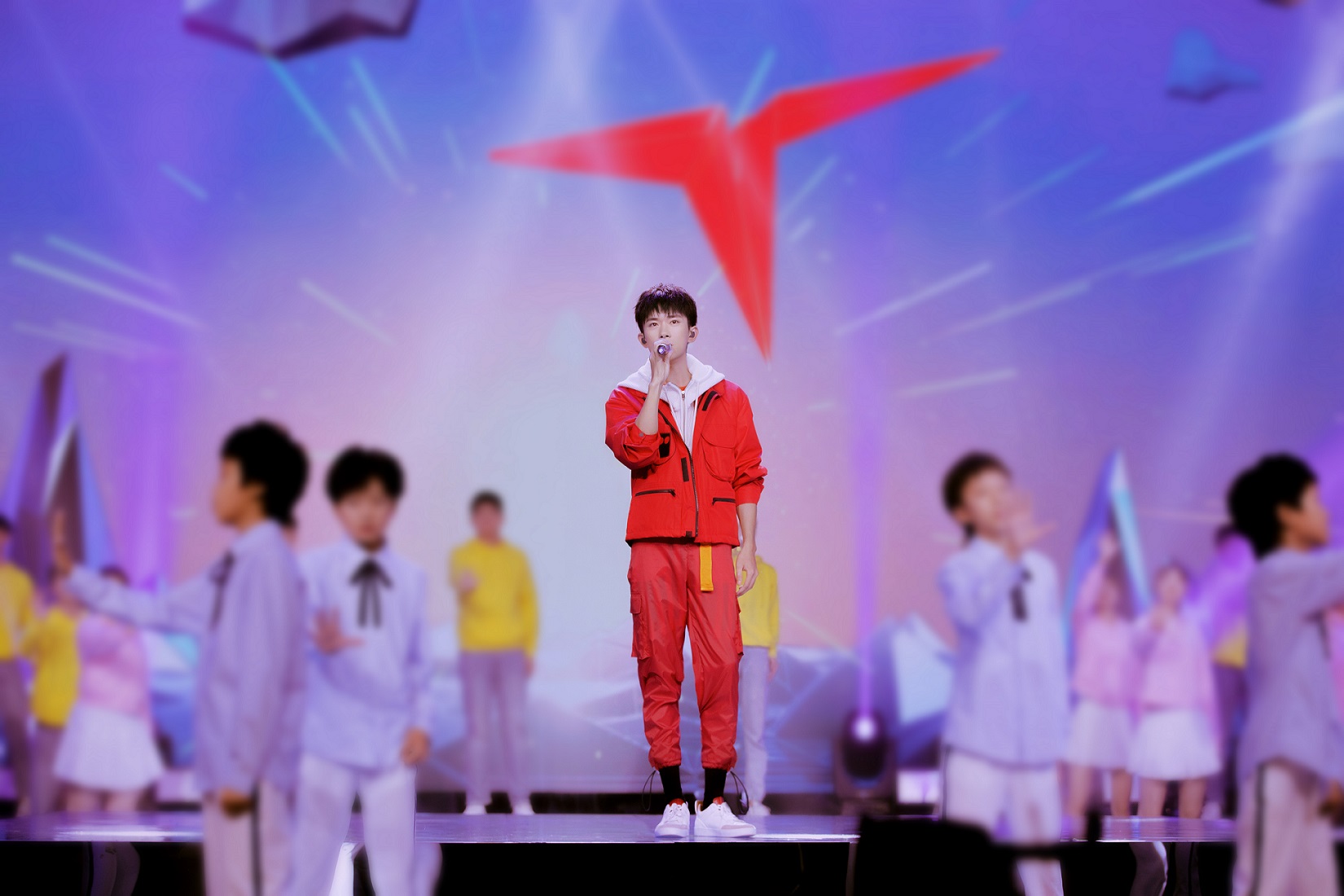 易烊千玺iadoreyou封面,易烊千玺演唱会adoreyou