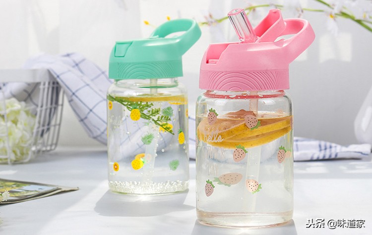 有了吸管勺子方便多了,有了吸管喜欢喝水
