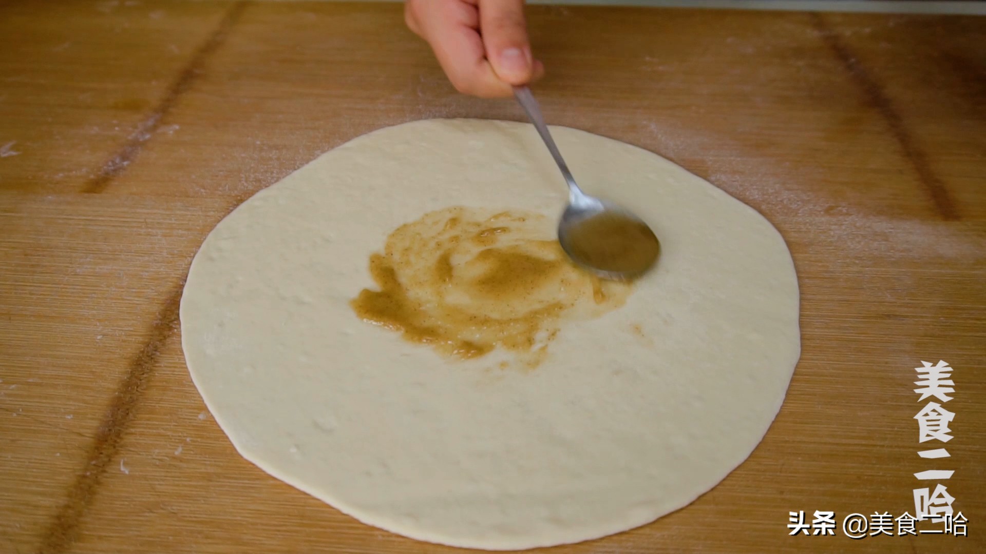 薄电饼铛烙饼的做法,电饼铛烙薄薄的饼做法